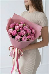 Кустовые розы Леди Бомбастик в розовой упаковке (15шт) 622