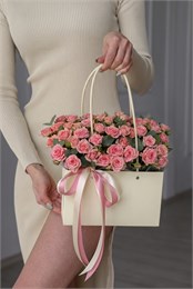 Композиция в сумочке с кустовыми розами Одилия и эвкалиптом (15шт, размер М) 306