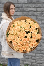 Букет из роз Пич Аваланш в крафте (51шт) 149277