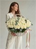 Белые розы с эвкалиптом в белой корзине ( размер L, 101шт) 411