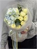 Букет- комплимент с голубой гортензией и белой Кенией в пленке 508