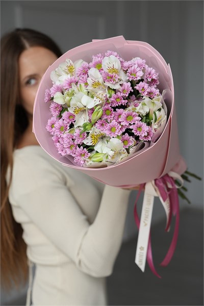 Розовые ромашки «Сантини» и белая альстромерия в упаковке 09908796 - фото 635746