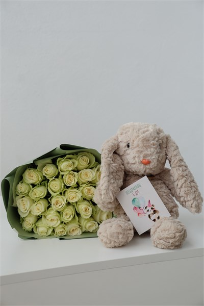 Набор Розы Кения белые (25шт) + Зайка бежевый 25см с открыткой 9876534568 - фото 635929