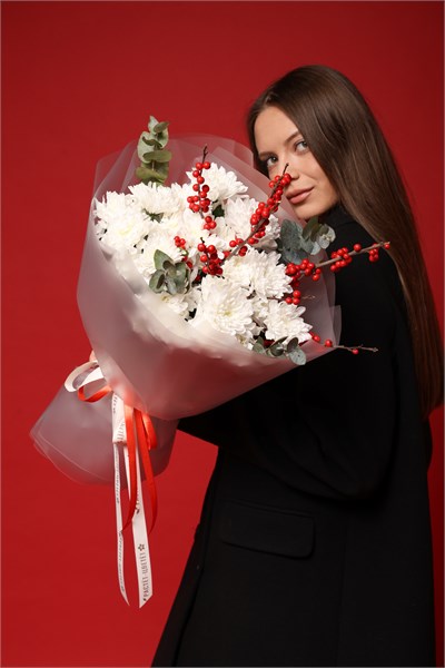 Букет из белой хризантемы, илекса и эвкалипта в упаковке 732 - фото 636217