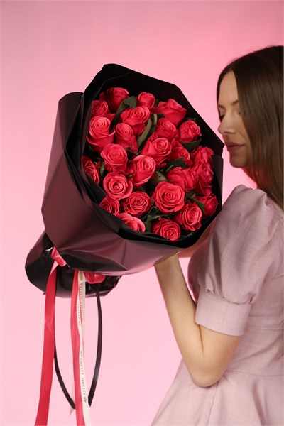 25 малиновых роз Кения 40см в черной PREMIUM упаковке 802