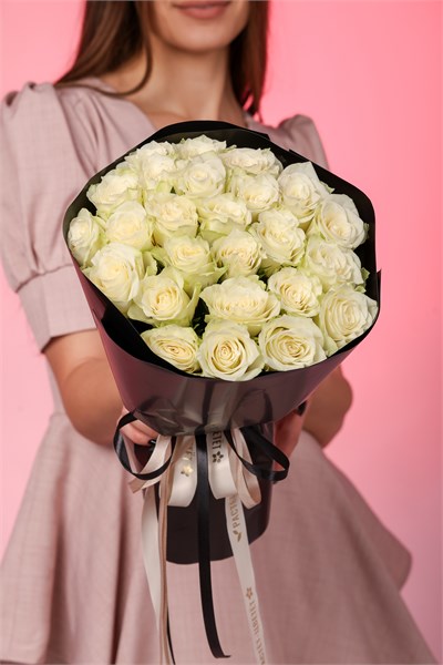 25 белых роз Кения 40см в черной PREMIUM упаковке 814