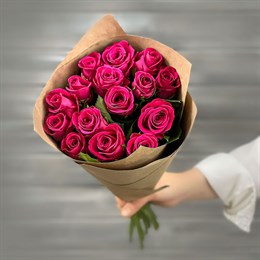 15 малиновых роз Кения 40см в крафте 59965788