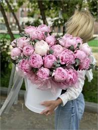 Пионы розовые с эвкалиптом в шляпной коробке (Размер L, 25шт) 568456546
