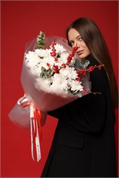 Букет из белой хризантемы, илекса и эвкалипта в упаковке 732