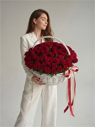 Красные розы в белой корзине (размер М, 101 шт) 414