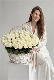 Белые розы в белой корзине (размер М, 101 шт) 410