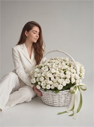 Кустовая роза Беларусь в корзине размер М (51 шт) 415