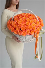Мисс Пиги розы в белой корзине (размер М, 101 шт) 442