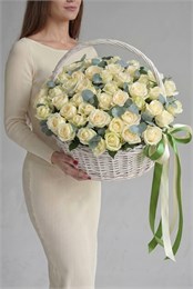 Белые розы с эвкалиптом в корзине (51шт, размер М) 581