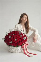 Красные розы с эвкалиптом в корзине (51шт, размер М) 583