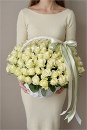 Белые розы Кения в корзине (101шт, размер S) 584