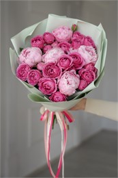 Розовые пионы и пионовидные розы Мисти в пленке 985632