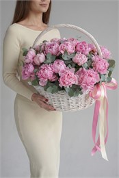 Розовые пионы Сара с эвкалиптом в белой корзине (35шт, размер М) 57986769007