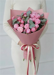Кустовые розы Леди Бомбастик с эвкалиптом в розовой упаковке (9шт) 621 в Рязани