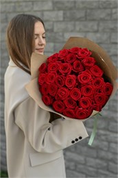 Красные розы 40см в крафтовой упаковке (31шт) 531 в Рязани