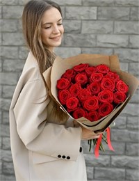 Красные розы 40см в крафтовой упаковке (21шт) 530 в Рязани