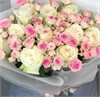 Белые розы и кустовые розы Кейт в красивой упаковке 748596 - фото 635789