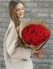 Красные розы 40см в крафтовой упаковке (21шт) 530 в Рязани